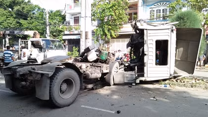 Va chạm giữa xe đầu kéo và xe máy, 3 người thương vong