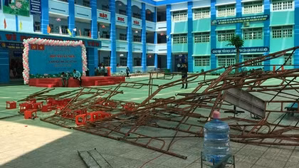 Sập giàn giáo, hơn 20 học sinh bị thương trong Lễ kỷ niệm 20/11