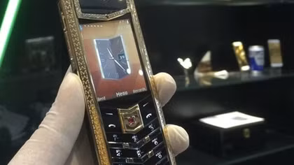 Cầm điện thoại Vertu trị giá 600 triệu đi dạo bộ bị cướp giật mất
