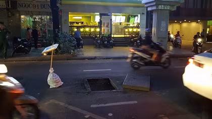Hố ga bất ngờ phát nổ, khói tỏa ra nghi ngút