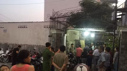 Vợ đau đớn khi phát hiện chồng treo cổ dưới bếp