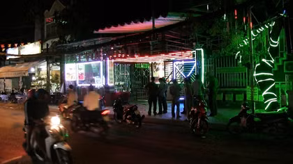 Hai nhóm hỗn chiến trước quán karaoke, 4 người bị thương