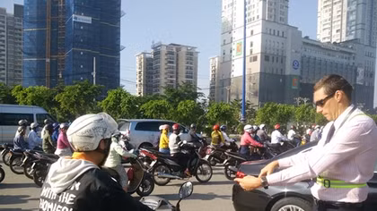 Ông Tây đứng nắng nhiều giờ điều tiết giao thông trên đoạn đường ùn ứ