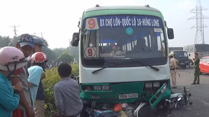 Xe buýt đổ dốc cầu mất phanh chèn nát hàng loạt xe gắn máy