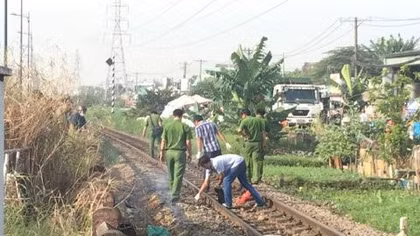 Ném xe gắn máy, nhảy vào đoàn tàu đang chuyển bánh vào ga