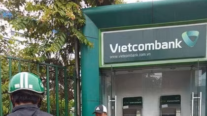 Trét ớt bột vào mặt người rút tiền tại trụ ATM cướp tiền