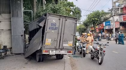 Trộm xe tải bỏ chạy rồi lao vào quán cà phê