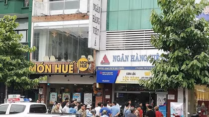 Bịt mặt cầm vật giống súng vào ngân hàng cướp hơn 1 tỷ