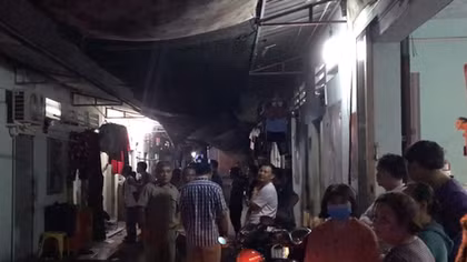Bé gái khóc ngất bên người cha treo cổ trong phòng trọ