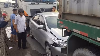 Thai phụ hoảng loạn kêu cứu trong xe ô tô 4 chỗ