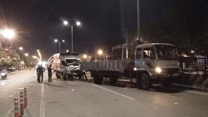 Xe tải dừng sửa chữa bên đường bị tông, 2 người tử vong