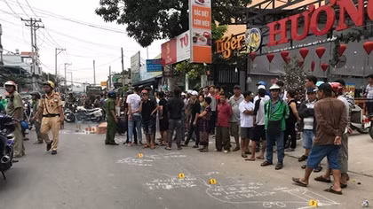 Tông vào xe rác, 2 thanh niên ngã xuống đường tử vong 