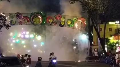 Dàn đèn trang trí Tết gần Hồ Con Rùa phát hỏa dữ dội