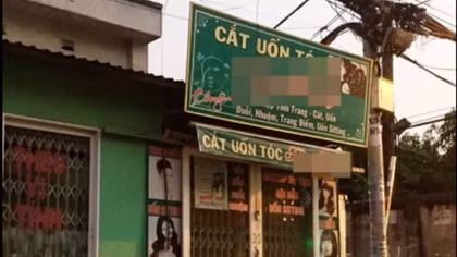 Nối lại tình xưa bất thành, tự dùng dao đâm mình