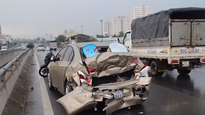 Tránh mũ bảo hiểm trên đại lộ, 3 ô tô gặp nạn