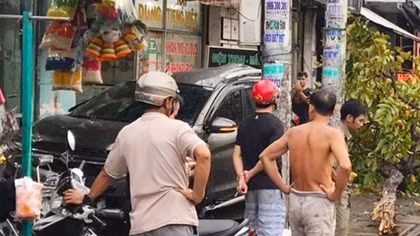 Xe 7 chỗ tông liên hoàn rồi lao vào 2 cửa hàng