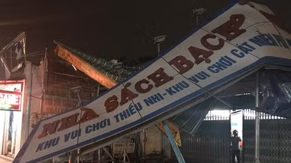 Giông lốc trong mưa gây tốc mái, đổ cây hàng loạt
