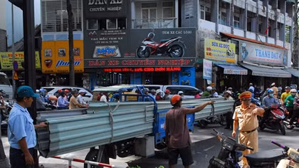 Xe ba gác chở tôn quá khổ cứa 2 người trọng thương