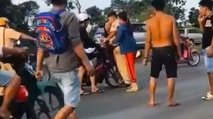 Tấn công CSGT để giải thoát cho người nhà vi phạm giao thông