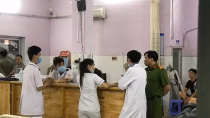 4 nhân viên điện lực bị chém từ nhà ra đến bệnh viện