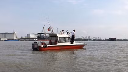 Sà lan va chạm chìm trên sông, 3 thuyền viên thoát chết