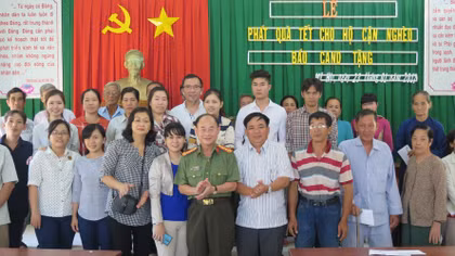 Tặng quà gia đình nghèo, chính sách hai huyện Cai Lậy, Cái Bè