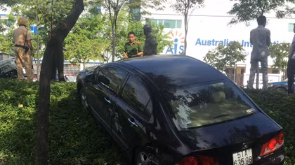 3 cha con đi Honda Civic bị xe đầu kéo húc bay khỏi đại lộ