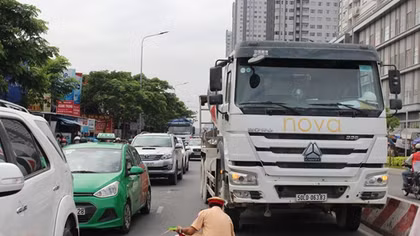 Người phụ nữ băng ngang đường bị xe bồn tông tử vong