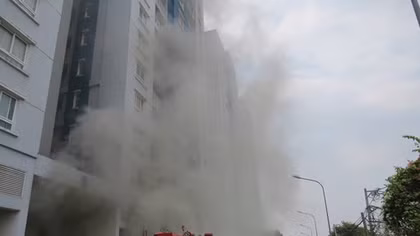 Cháy chung cư 13 người chết: Lửa bất ngờ lại bùng phát, 2 cảnh sát bị thương