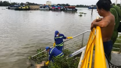 Sà lan “đụng” trúng thi thể trôi trên sông Sài Gòn