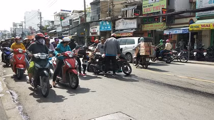 Hàng loạt xe gắn máy trượt ngã do dính dải nhớt dài hàng trăm mét trên đường