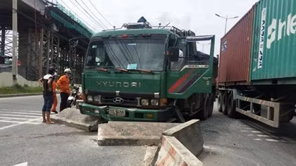 Xe ben gãy nhíp, ủi nát dải phân cách bằng bê tông