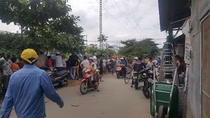 Bỏ lại xe máy trong quán nước, lao vào tàu hỏa tự tử