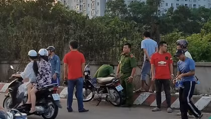 Dập tắt đám cháy cỏ phát hiện thi thể người đàn ông