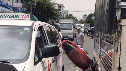 Đèo ba, len vào giữa 2 xe ô tô, 3 học sinh bị thương nặng