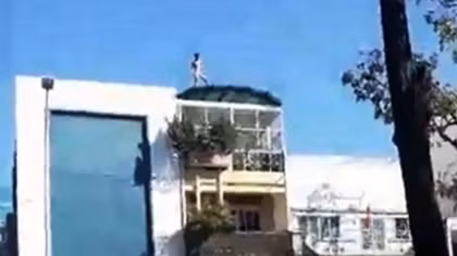 Người đàn ông khỏa thân la hét trên sân thượng căn nhà 3 tầng
