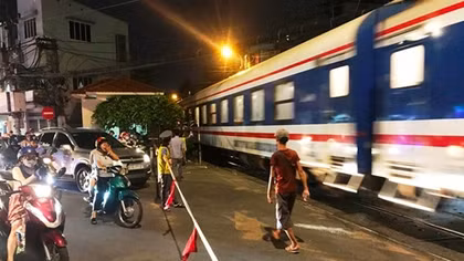 Cố tình tăng ga tông gãy thanh chắn khi đoàn tàu đang lao đến