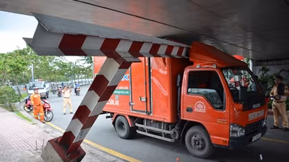 Xe tải mắc kẹt dưới thanh chắn giới hạn gầm cầu
