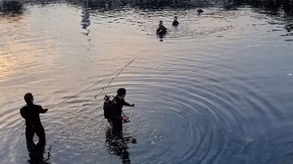 Trên đường đi khám bệnh, người đàn ông lao mình xuống dòng kênh