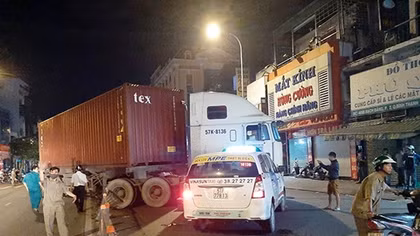 Lạc tay lái, xe đầu kéo gây ra vụ tai nạn liên hoàn