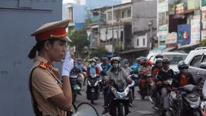Phát loa kêu gọi người dân tham gia giao thông đúng luật