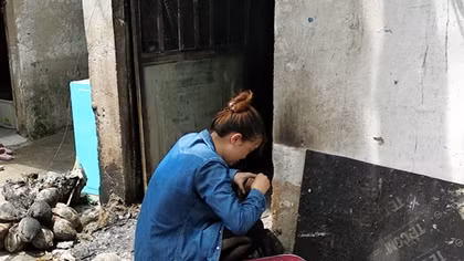 Con gái khóc ngất khi biết tin mẹ cùng 2 em tử vong trong đám cháy