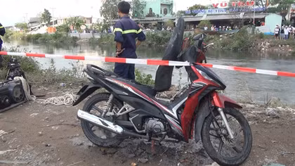 Vớt lục bình, tìm kiếm nạn nhân bị nước cuốn trôi trong bão