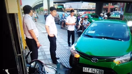 Tài xế taxi lao thẳng xe vào tên cướp giật giỏ xách