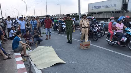 Va chạm trên cầu vượt, một phụ hồ tử vong