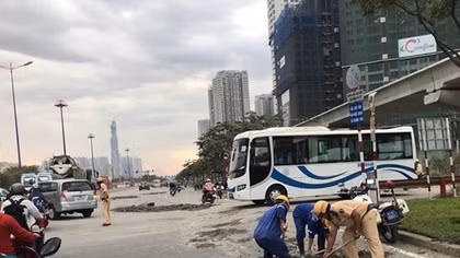 Tổ CSGT dừng xe dọn bùn vì thấy nhiều người trượt ngã