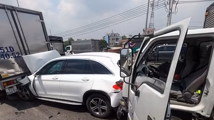 11 xe ô tô tông dây chuyền trên cầu Bình Thuận