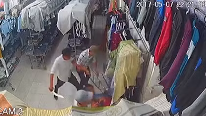 Côn đồ xông vào shop thời trang đập phá rồi chém gục người bán hàng