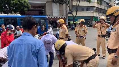 CSGT hỗ trợ người phụ nữ bị tai nạn giao thông