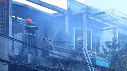 Nhà cháy rụi khi cả gia đình đi du lịch